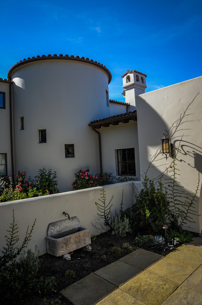Ispirazione per la villa bianca mediterranea a un piano di medie dimensioni con rivestimento in stucco, tetto a capanna e copertura in tegole