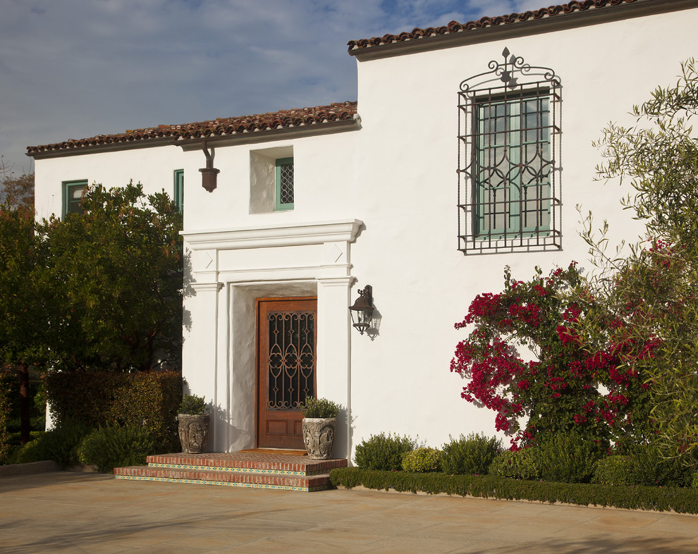 Zweistöckiges Mediterranes Haus mit Putzfassade und weißer Fassadenfarbe in Santa Barbara