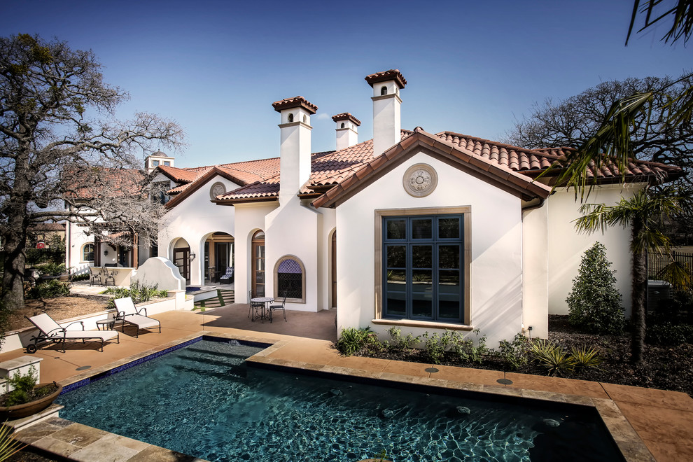 Zweistöckiges Mediterranes Haus mit Putzfassade und Satteldach in Dallas