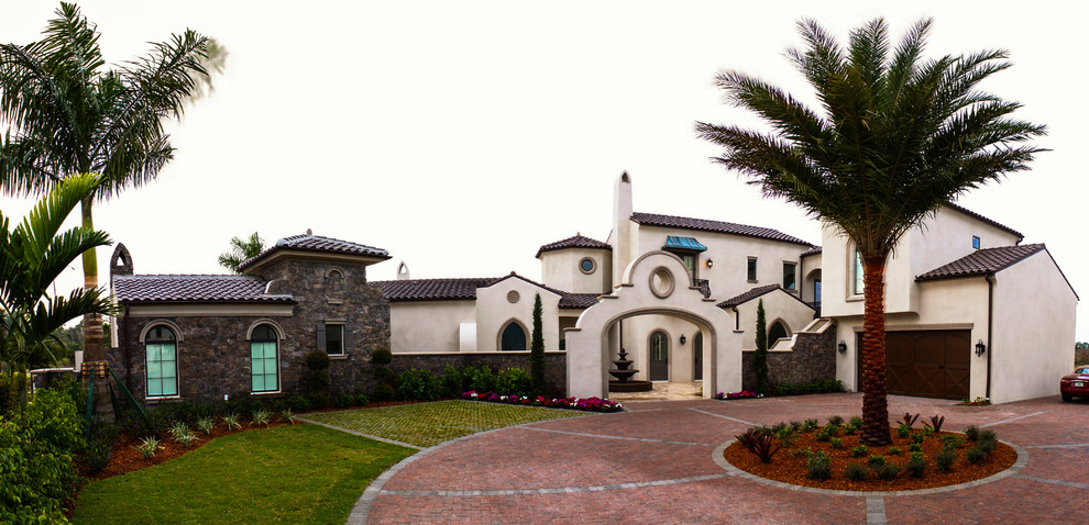 マイアミにある地中海スタイルのおしゃれな家の外観の写真