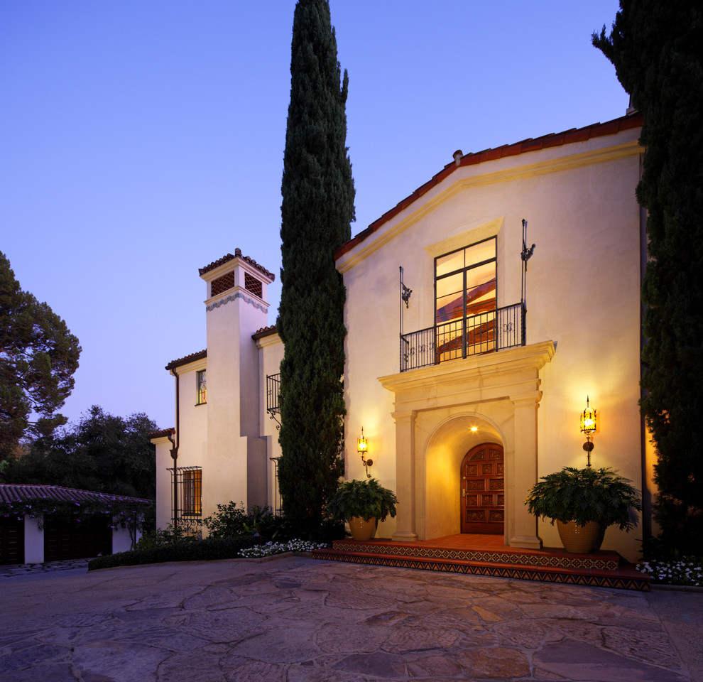 Cette image montre une façade de maison méditerranéenne à un étage.