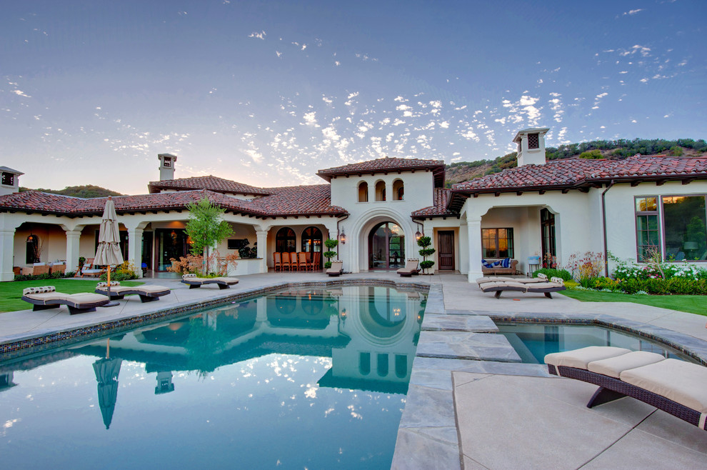 ロサンゼルスにある巨大な地中海スタイルのおしゃれな家の外観の写真