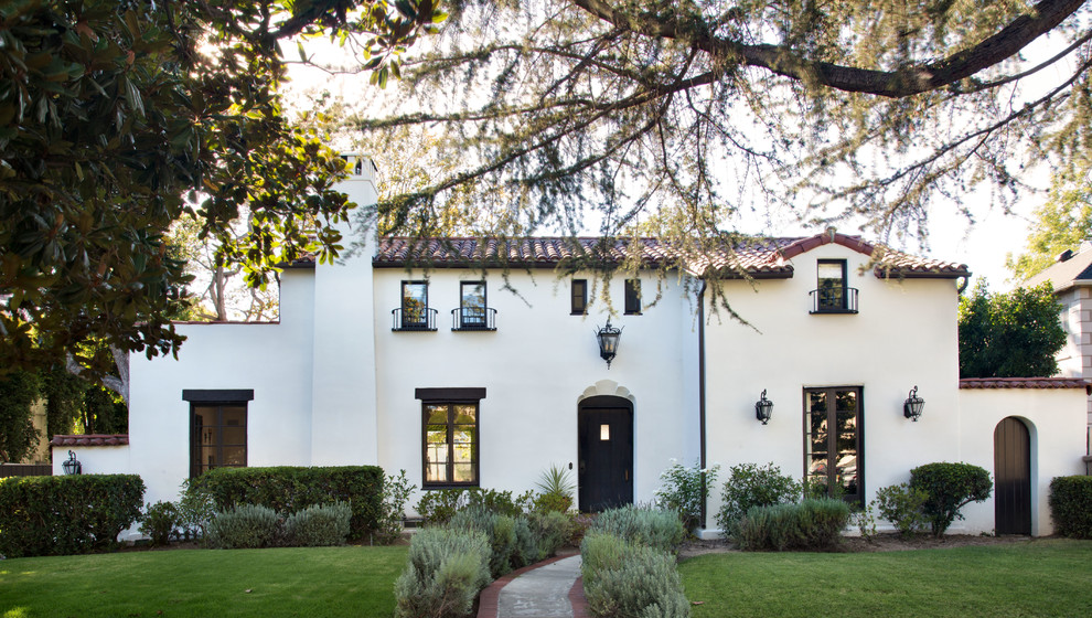 Zweistöckiges Mediterranes Haus mit weißer Fassadenfarbe in Los Angeles
