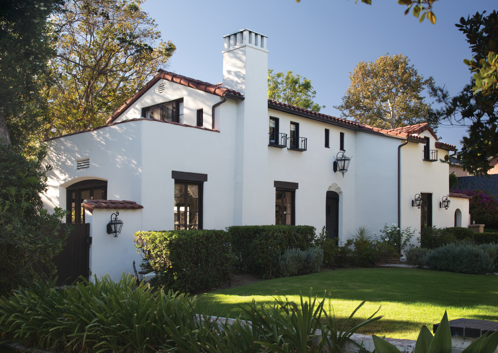 Zweistöckiges Mediterranes Haus mit weißer Fassadenfarbe in Los Angeles