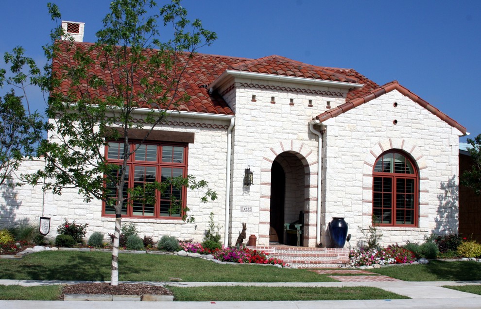 Mittelgroßes, Einstöckiges Mediterranes Haus mit Steinfassade und weißer Fassadenfarbe in Dallas
