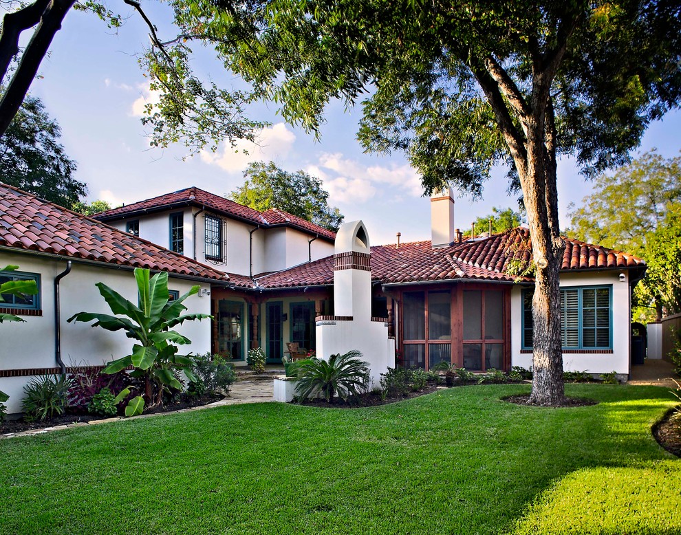 Mittelgroßes, Einstöckiges Mediterranes Haus mit Vinylfassade, weißer Fassadenfarbe und Walmdach in Dallas