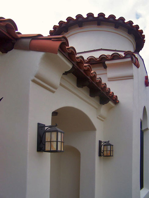 Idées déco pour une façade de maison beige méditerranéenne en stuc à deux étages et plus.