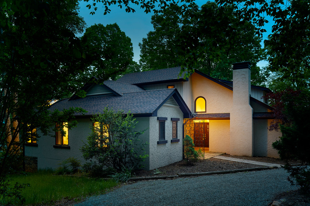 Réalisation d'une façade de maison blanche minimaliste en stuc de taille moyenne et à deux étages et plus avec un toit à deux pans.