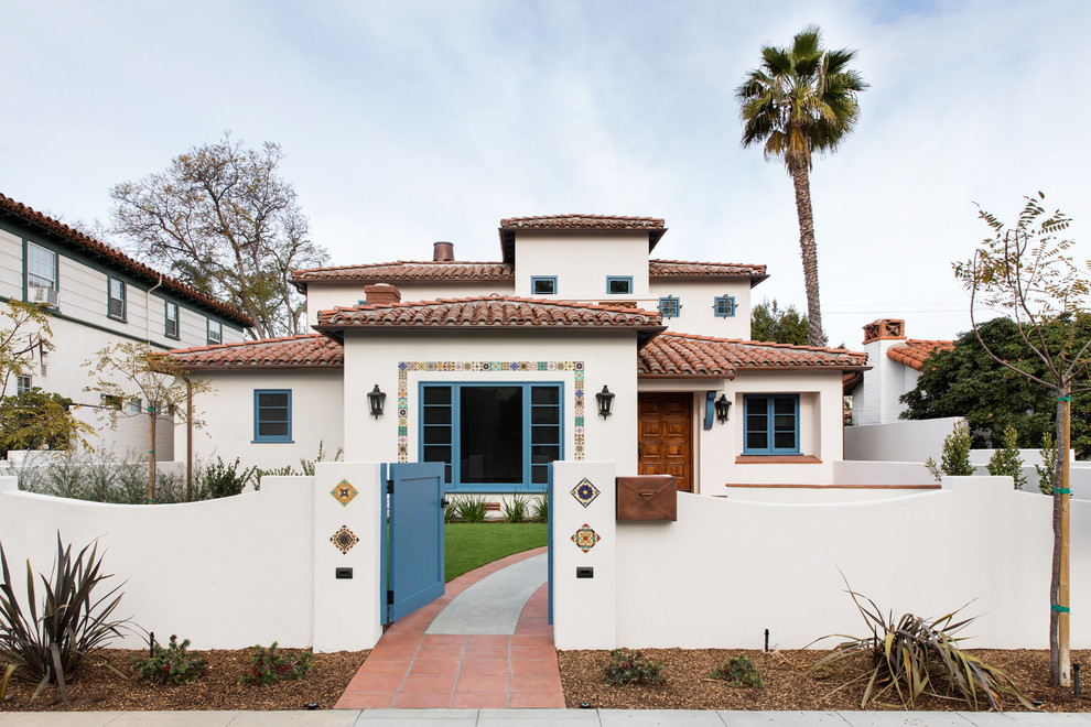 Mediterranes Einfamilienhaus mit Putzfassade, beiger Fassadenfarbe, Walmdach und Ziegeldach in San Diego