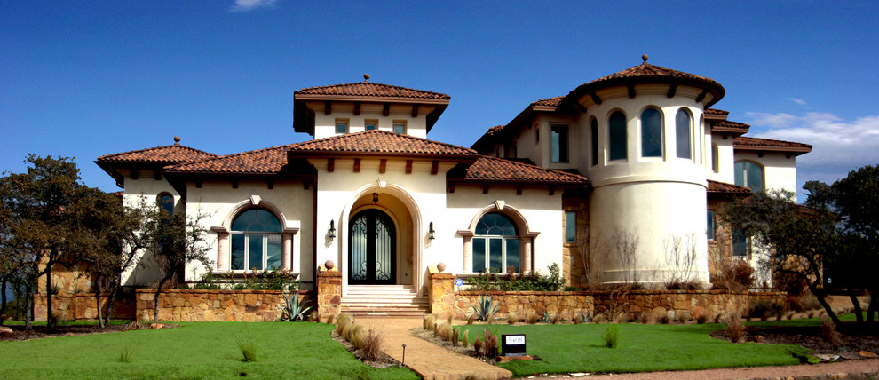 Свежая идея для дизайна: белый, огромный дом в средиземноморском стиле с разными уровнями, облицовкой из цементной штукатурки и вальмовой крышей - отличное фото интерьера
