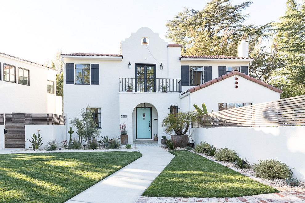 Zweistöckiges Mediterranes Einfamilienhaus mit weißer Fassadenfarbe, Ziegeldach und Satteldach in Sacramento