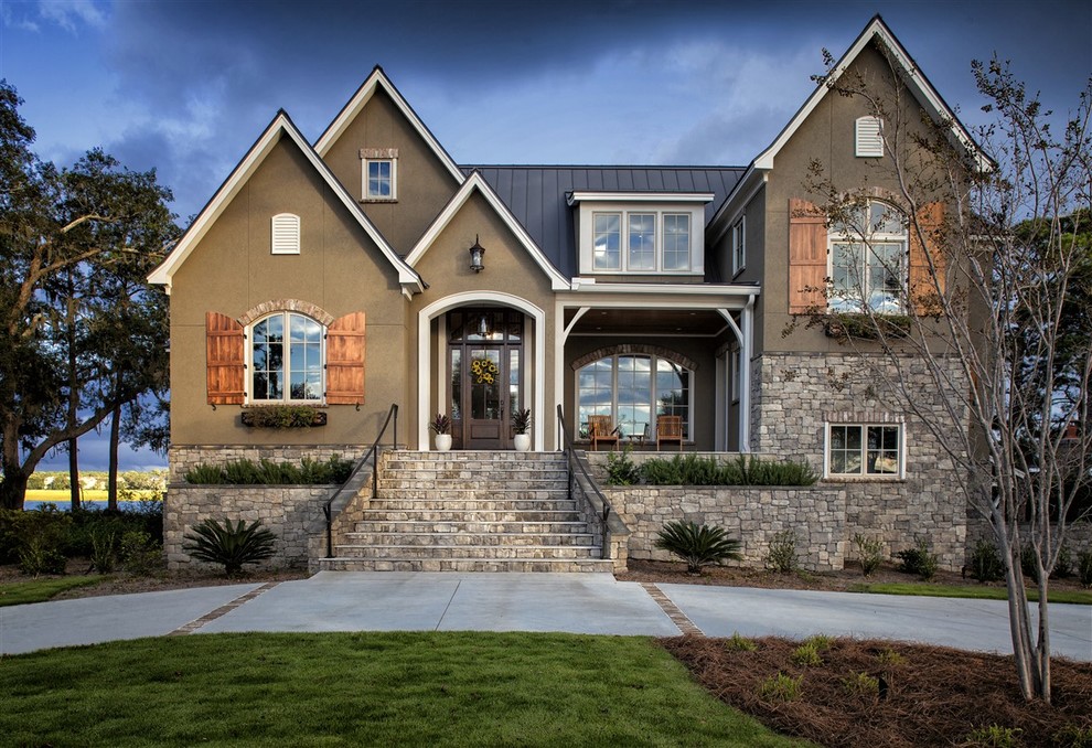 Идея дизайна: большой, двухэтажный, коричневый дом в викторианском стиле с облицовкой из цементной штукатурки и двускатной крышей
