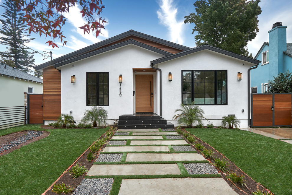 Mittelgroßes, Einstöckiges Klassisches Einfamilienhaus mit weißer Fassadenfarbe, Mix-Fassade und Satteldach in Los Angeles
