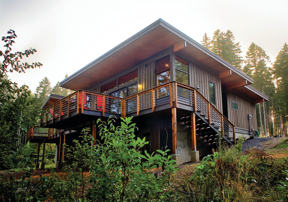 На фото: деревянный дом в стиле модернизм для охотников