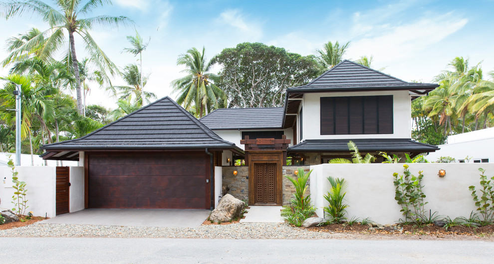 Modelo de fachada de casa blanca tropical de dos plantas con tejado a cuatro aguas y tejado de teja de barro