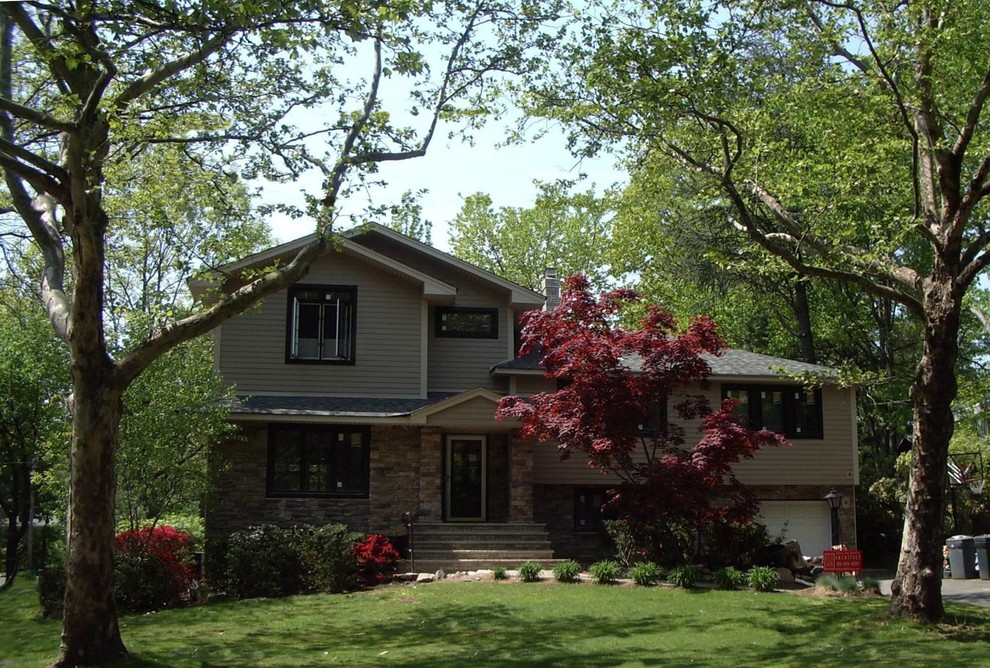 Idéer för mellanstora amerikanska beige hus i flera nivåer, med blandad fasad och sadeltak