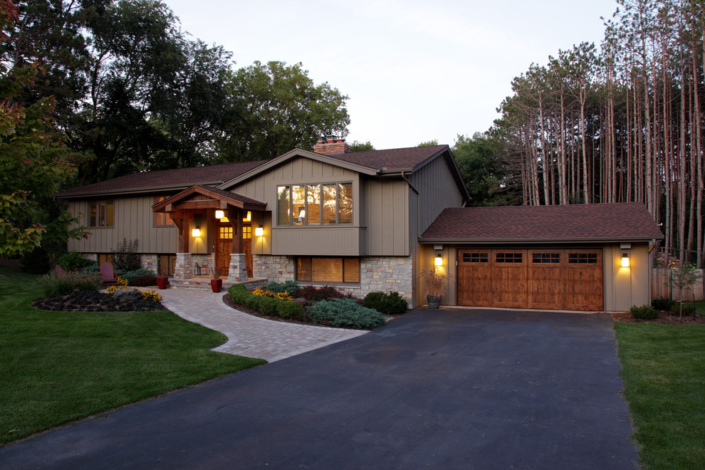 Klassische Holzfassade Haus mit grauer Fassadenfarbe und Satteldach in Minneapolis