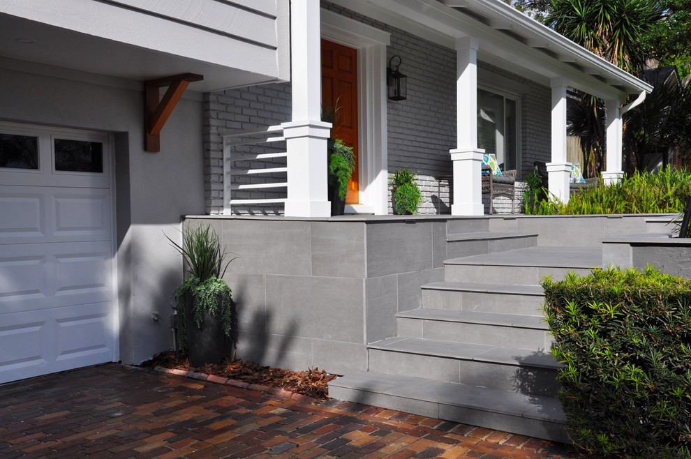 Стильный дизайн: серый частный загородный дом с разными уровнями - последний тренд