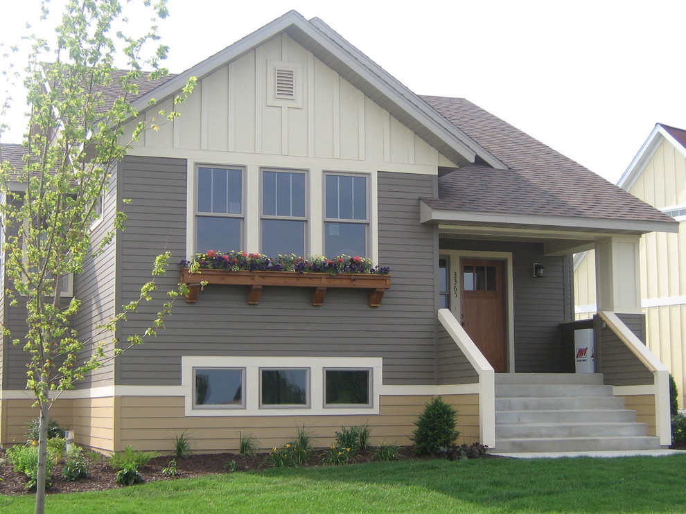 Mittelgroße, Zweistöckige Klassische Holzfassade Haus mit grauer Fassadenfarbe und Satteldach in Minneapolis