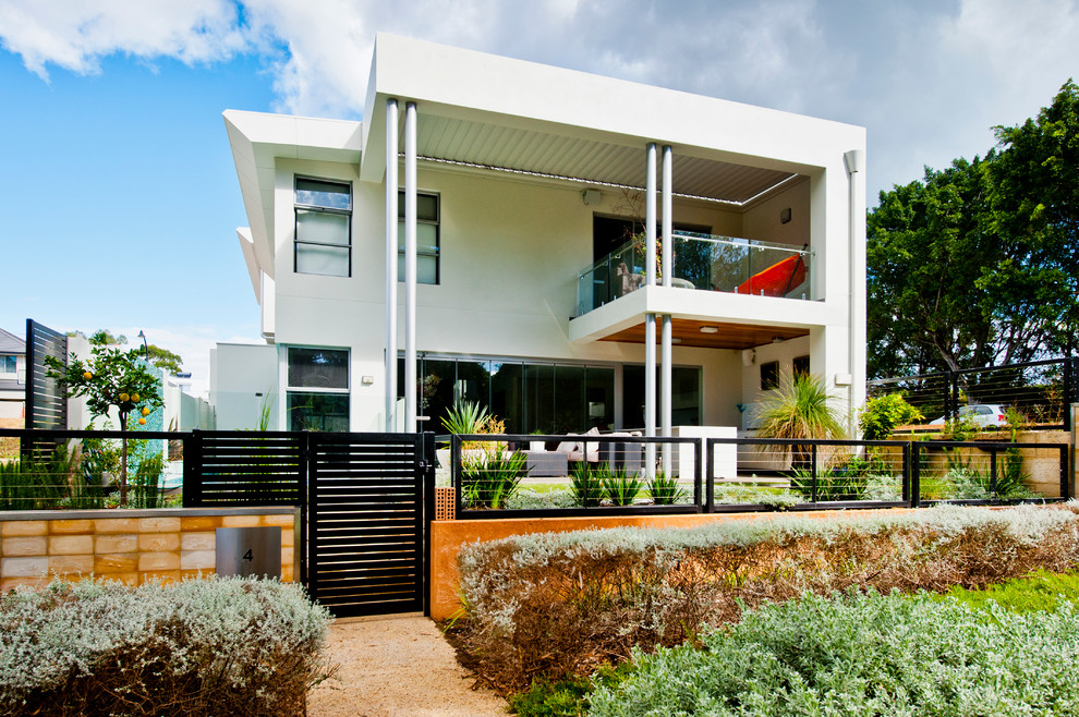 Imagen de fachada blanca minimalista extra grande de tres plantas