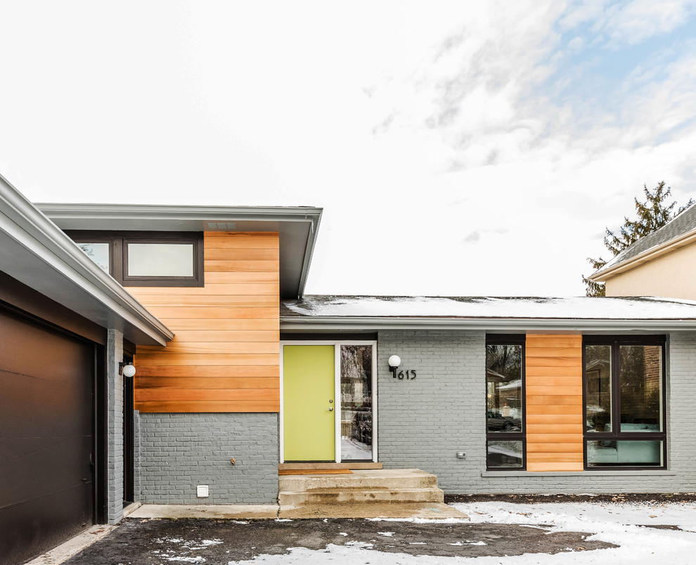 Стильный дизайн: деревянный, красный частный загородный дом среднего размера в стиле ретро с разными уровнями - последний тренд