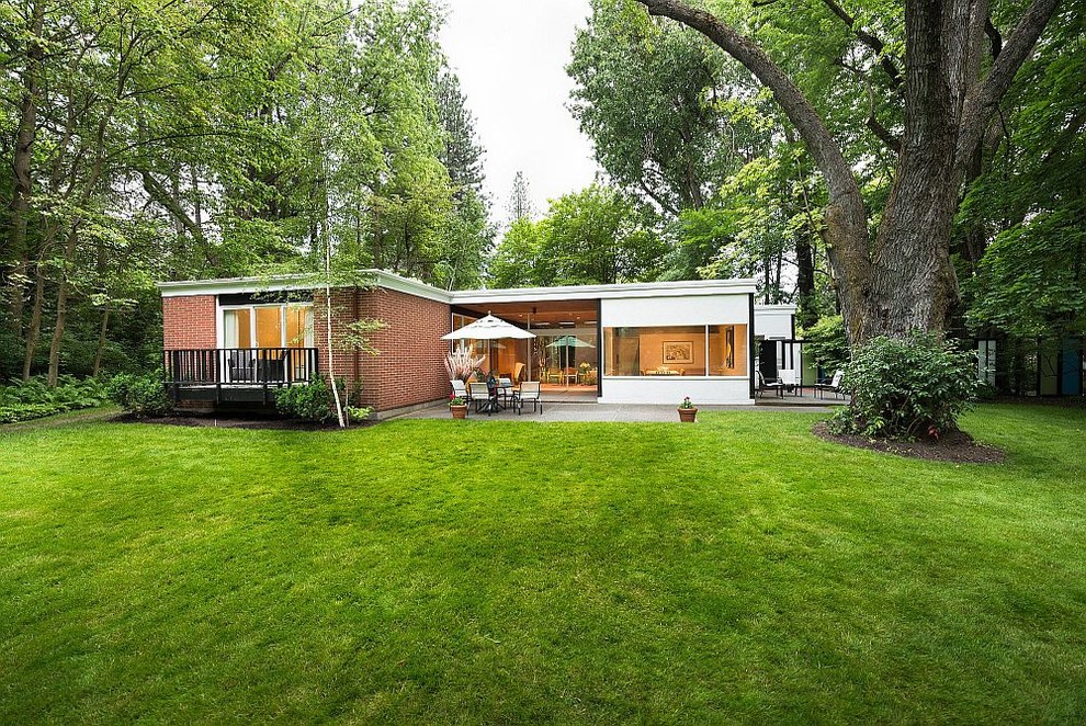 Design ideas for a midcentury house exterior in Other.