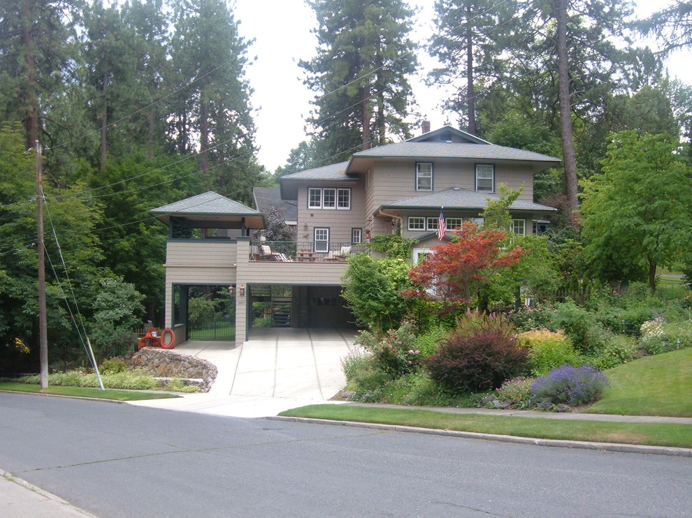 Großes, Zweistöckiges Klassisches Einfamilienhaus mit Vinylfassade, grauer Fassadenfarbe, Halbwalmdach und Schindeldach in Seattle