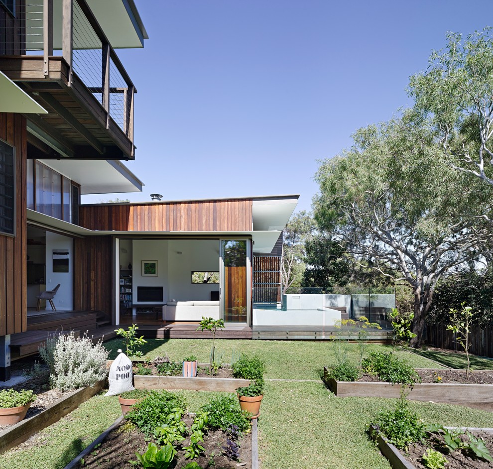 Design ideas for a contemporary house exterior in Sunshine Coast.