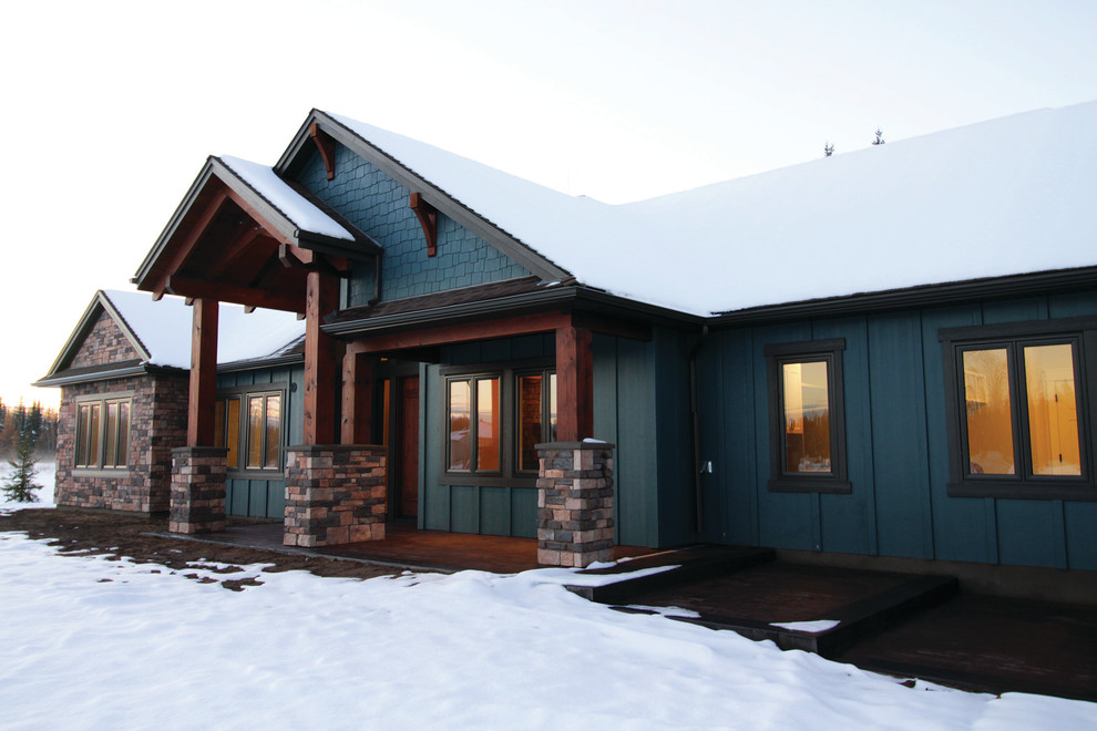 Bild på ett mellanstort rustikt blått hus, med allt i ett plan, blandad fasad och valmat tak