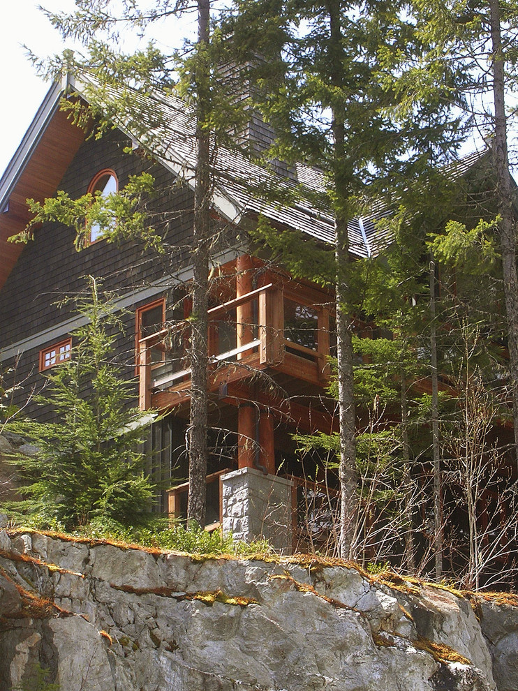 Cette photo montre une grande façade de maison verte montagne en bois à deux étages et plus avec un toit de Gambrel.