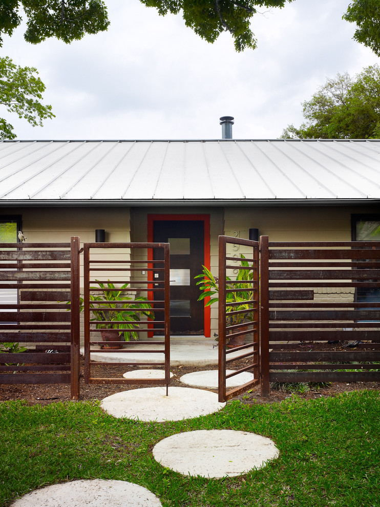 Modernes Haus mit Metallfassade in Austin