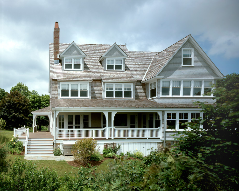 На фото: большой, трехэтажный, деревянный, серый дом в викторианском стиле