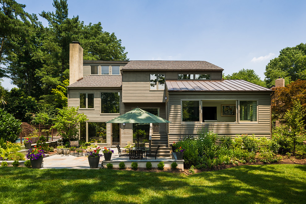 Geräumige Klassische Holzfassade Haus mit brauner Fassadenfarbe und Satteldach in Philadelphia