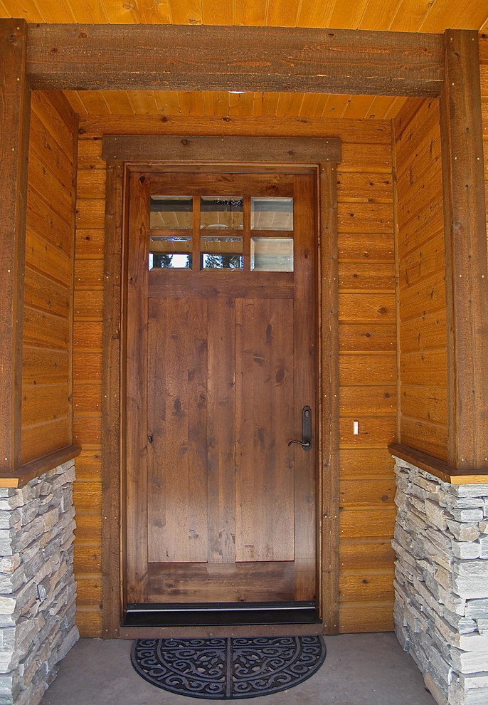 Exemple d'une façade de maison marron craftsman en bois de taille moyenne et de plain-pied.