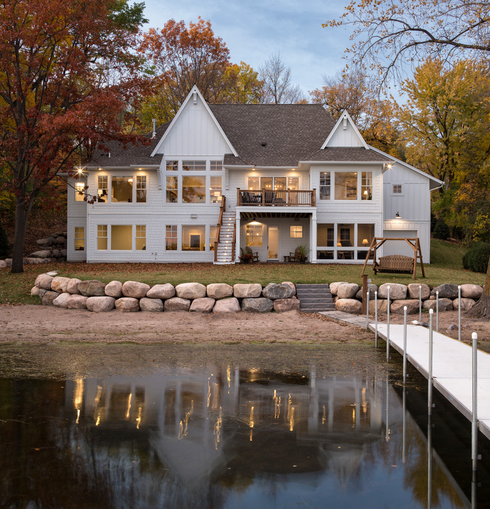 Zweistöckiges Maritimes Einfamilienhaus mit weißer Fassadenfarbe, Satteldach und Schindeldach in Minneapolis