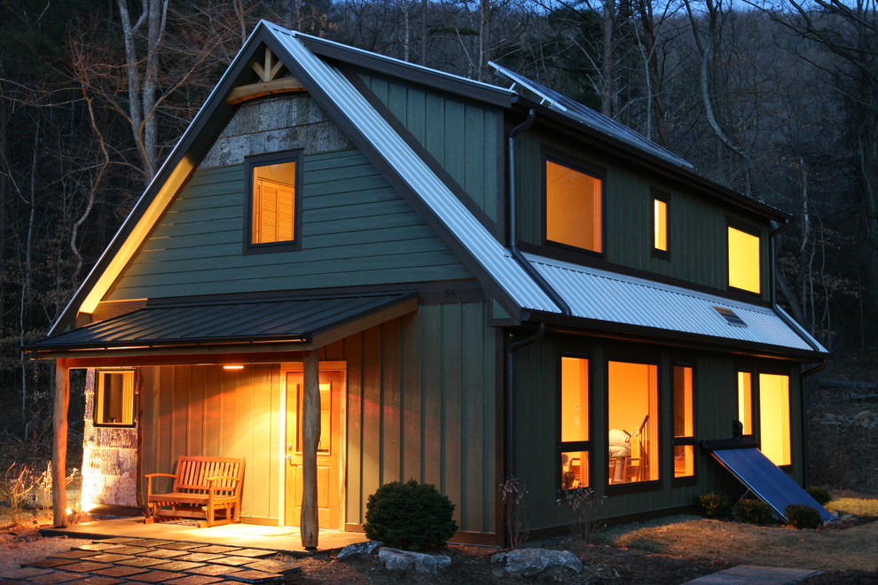 Immagine della villa verde american style a due piani di medie dimensioni con rivestimento in legno, tetto a capanna e copertura in metallo o lamiera