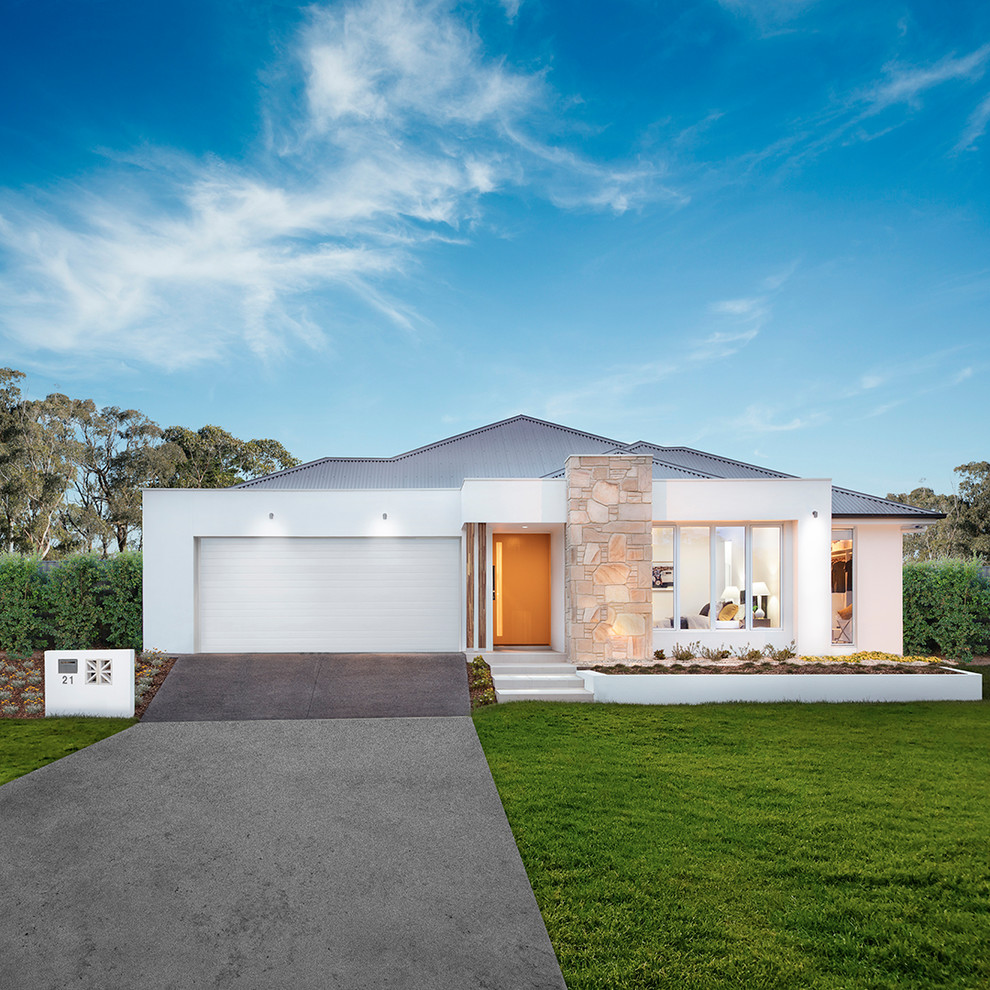 Идея дизайна: большой, одноэтажный, белый частный загородный дом в стиле ретро с облицовкой из бетона, металлической крышей и вальмовой крышей