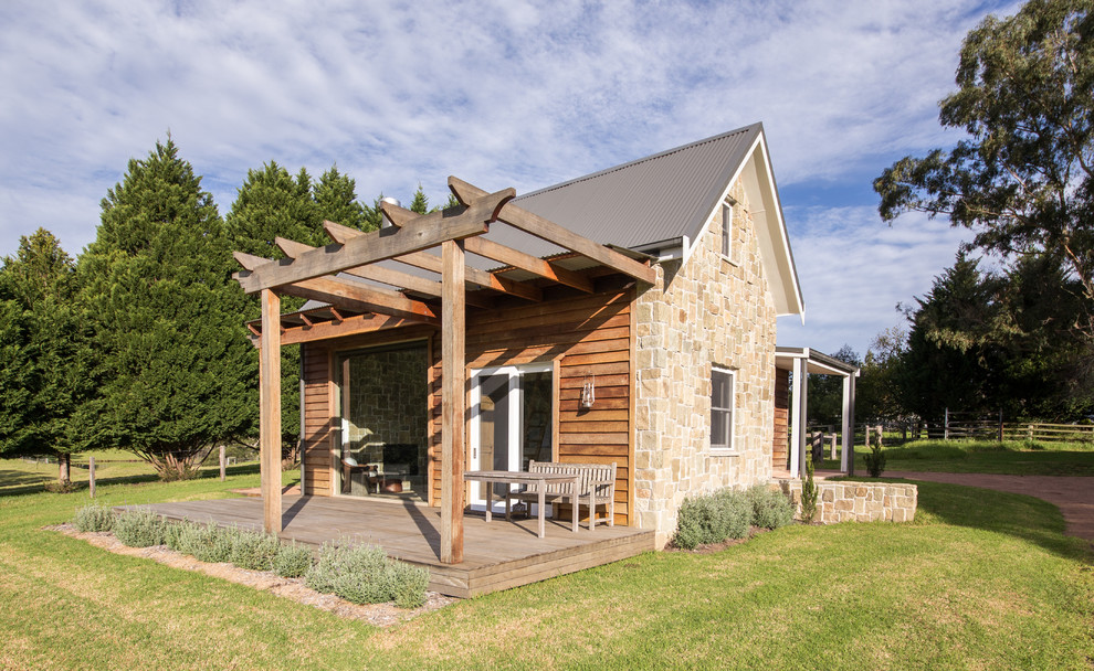 Diseño de fachada de casa de estilo de casa de campo pequeña de dos plantas con revestimiento de madera, tejado a dos aguas y tejado de metal