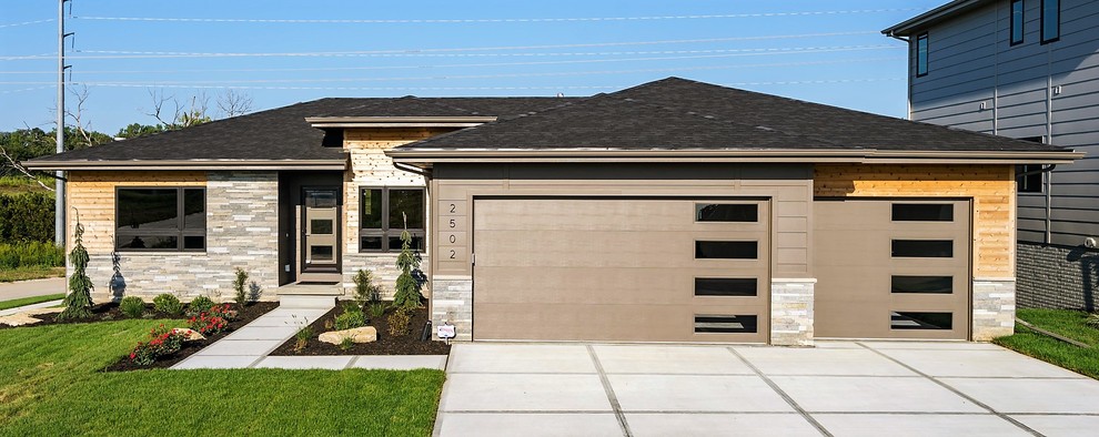 Идея дизайна: большой, одноэтажный, коричневый частный загородный дом в стиле неоклассика (современная классика) с комбинированной облицовкой, вальмовой крышей и крышей из гибкой черепицы