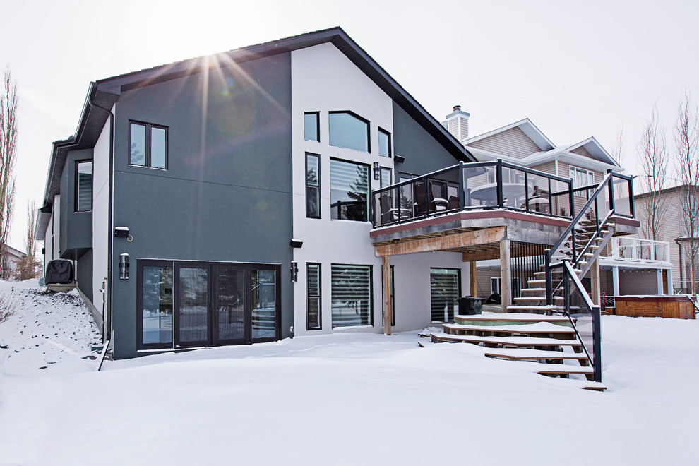 Mittelgroßes, Einstöckiges Modernes Einfamilienhaus mit Putzfassade, grauer Fassadenfarbe und Schindeldach in Edmonton