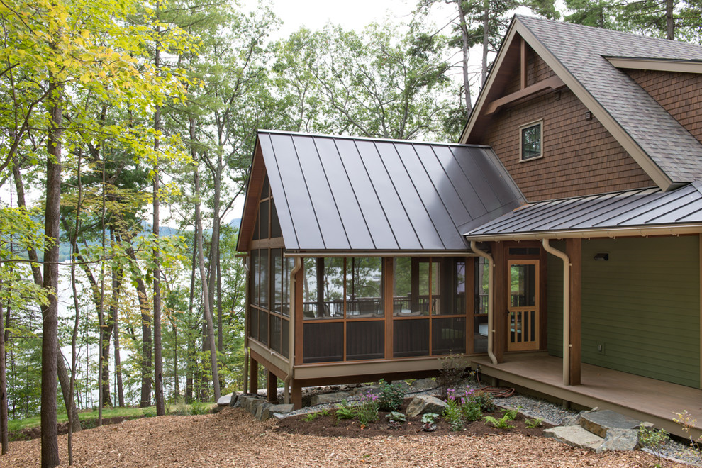 Свежая идея для дизайна: большой, трехэтажный, деревянный, зеленый дом в стиле кантри с двускатной крышей - отличное фото интерьера