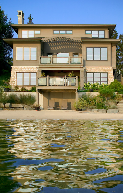 Zweistöckiges Rustikales Einfamilienhaus mit brauner Fassadenfarbe, Walmdach und Schindeldach in Grand Rapids