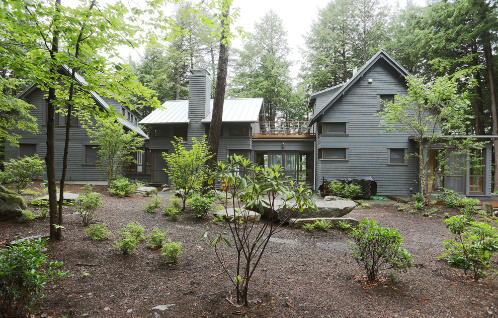 Diseño de fachada de casa gris rústica de tamaño medio de dos plantas con revestimiento de vinilo, tejado a dos aguas y tejado de metal