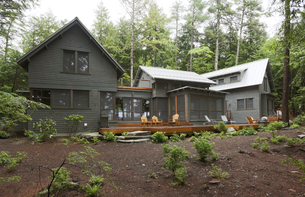 Diseño de fachada de casa gris rural de tamaño medio de dos plantas con revestimiento de vinilo, tejado a dos aguas y tejado de metal