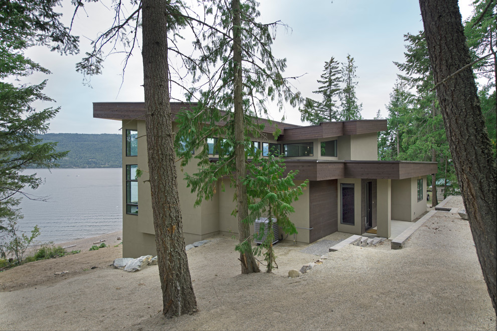 Großes, Zweistöckiges Modernes Haus mit Putzfassade und brauner Fassadenfarbe in Vancouver