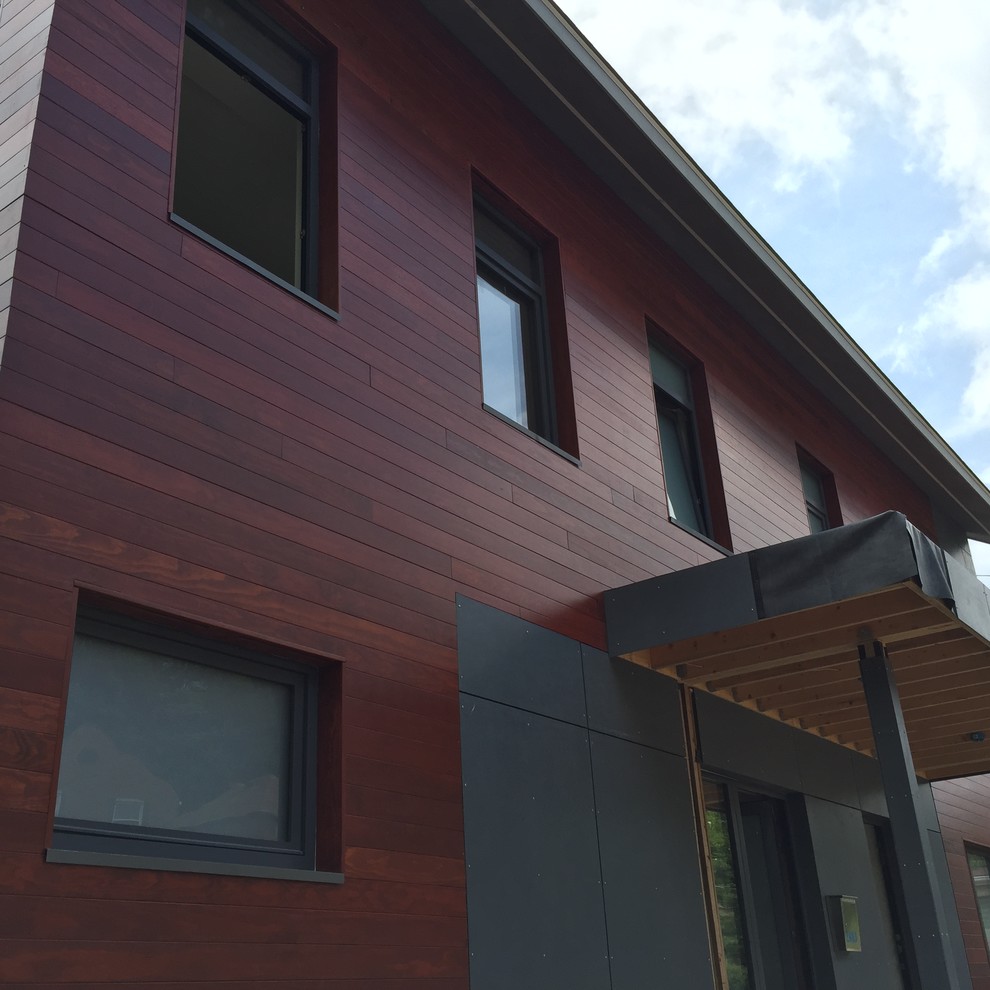 Große, Zweistöckige Moderne Holzfassade Haus mit brauner Fassadenfarbe in Dallas