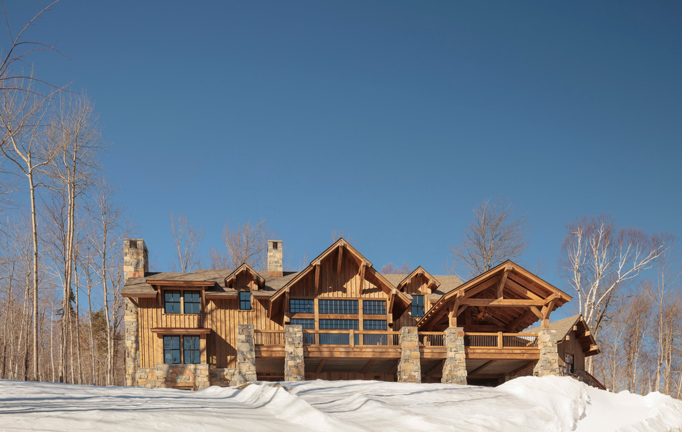 Идея дизайна: двухэтажный, коричневый дом среднего размера в стиле рустика с комбинированной облицовкой и двускатной крышей