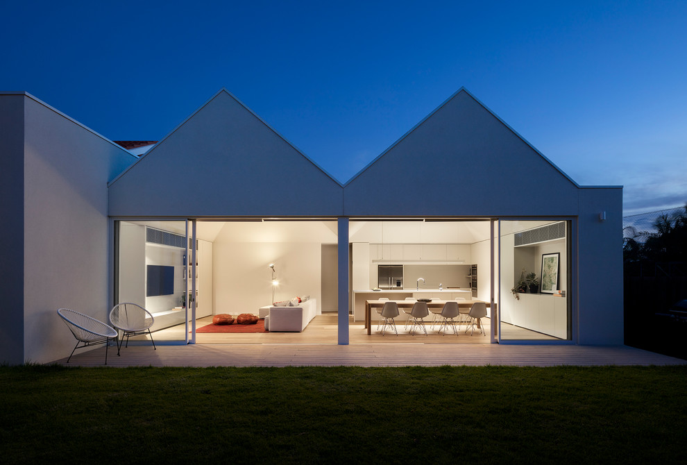 Mittelgroßes, Einstöckiges Modernes Haus mit Putzfassade, grauer Fassadenfarbe und Satteldach in Melbourne