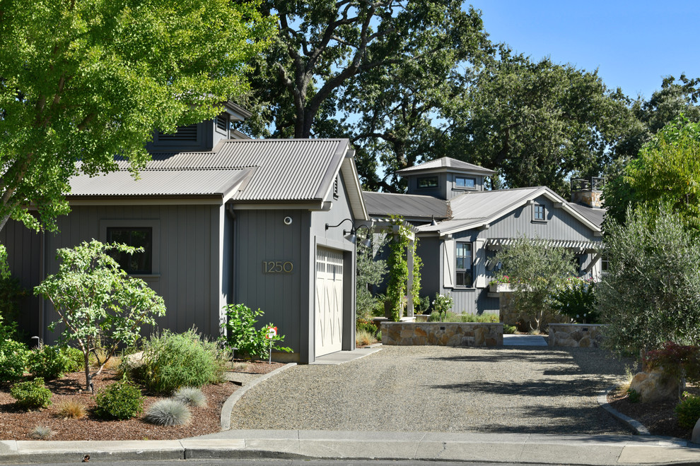 Großes, Zweistöckiges Country Einfamilienhaus mit Mix-Fassade, grauer Fassadenfarbe, Walmdach und Blechdach in San Francisco
