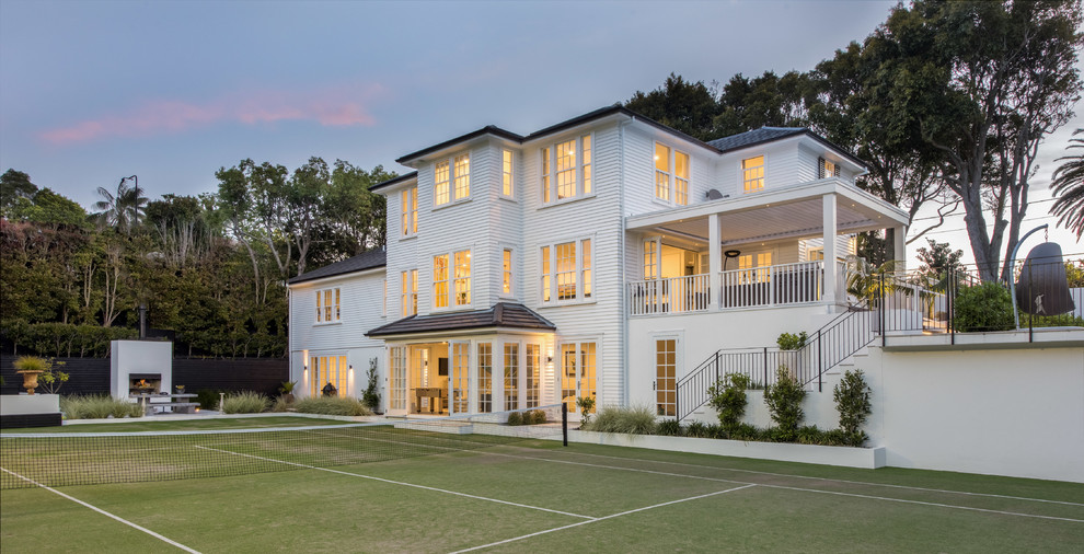 Großes, Dreistöckiges Klassisches Haus mit weißer Fassadenfarbe, Walmdach und Schindeldach in Auckland